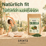 SPINTZ Bio-Chlorella-Presslinge neben einer entspannt im Grünen sitzenden Frau in einer Aquarellszene.
