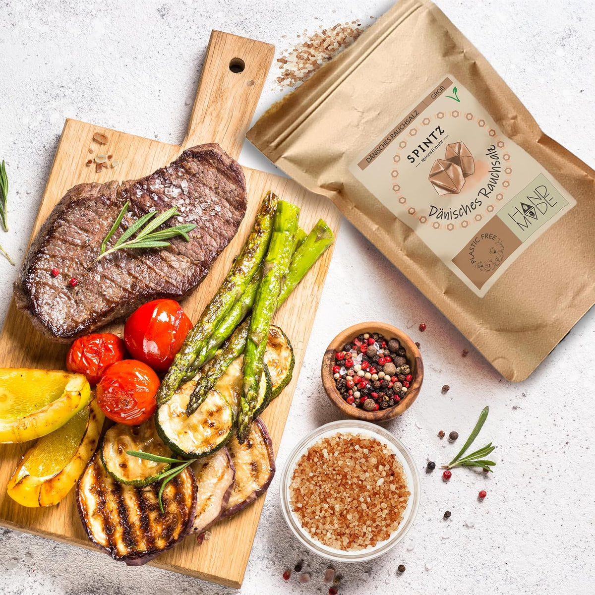 SPINTZ Dänisches Rauchsalz auf gegrilltem Gemüse und Steak – naturbelassenes Meersalz mit intensiv rauchigem Aroma