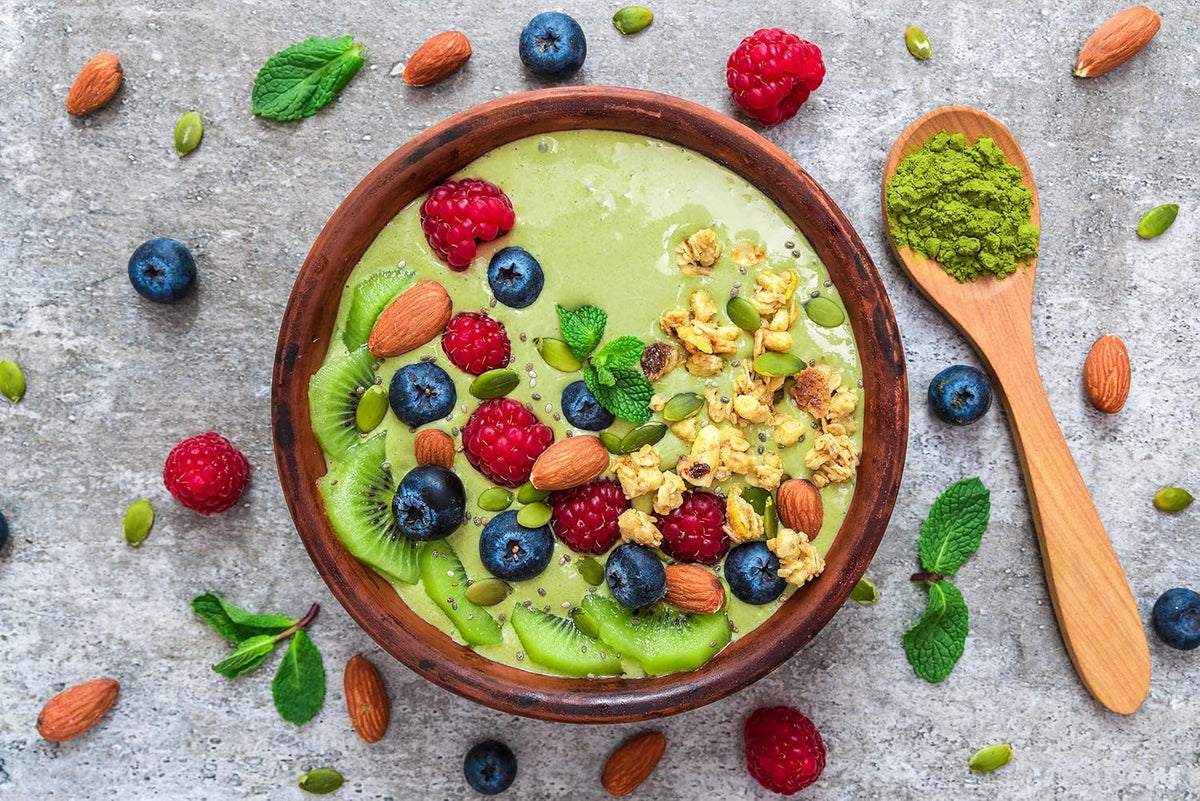 SPINTZ Bio Gerstengras Pulver als Zutat in einer bunten Smoothie-Bowl – ideal für eine gesunde und ausgewogene Ernährung