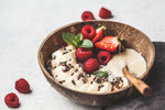 SPINTZ Bio Kakaonibs als Topping auf Porridge mit Beeren – knusprige Veredelung für Frühstück und Desserts