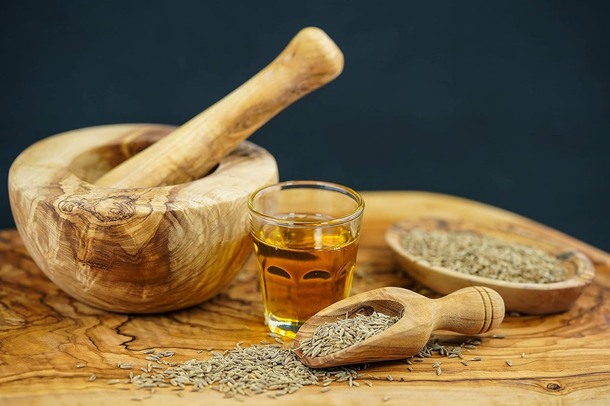 Ganze Kümmelsamen im Mörser – ideal zum Verfeinern von Brot, Eintöpfen und deftigen Gerichten