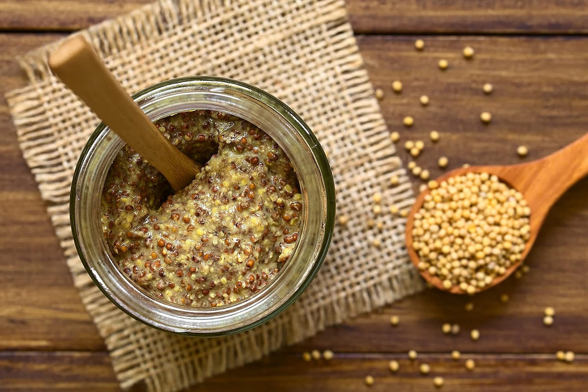 Frisch zerstoßene Senfkörner im Mörser – perfekt für Gewürzmischungen, Dressings oder Marinaden